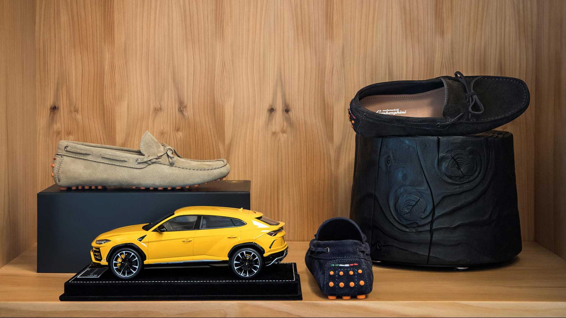 لامبورگینی تکنوموتورز دو سری چمدان چهارتکه از جنس الباف کربنی و۳۰ کت جیر با طرح شش‌ضلعی و دو جفت کفش با رنگ‌های سه‌گانه‌ی لامبورگینی تولید کرده است.