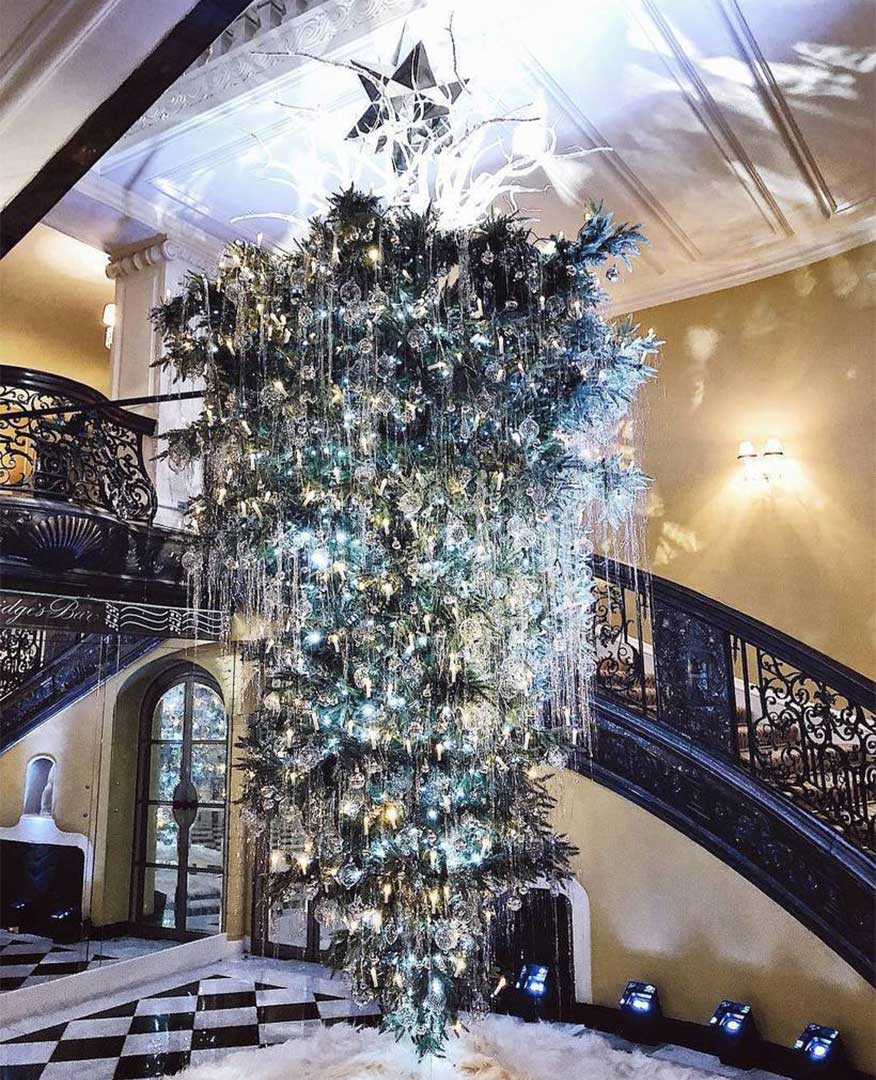 درخت‌ کریسمس هتل کلریجِ لندن امسال توسط طراح آلمانی مستقر در پاریس و مدیر نوآوری مد و لباس برند مطرح شانل کارل لاگرفلد طراحی کرده است.