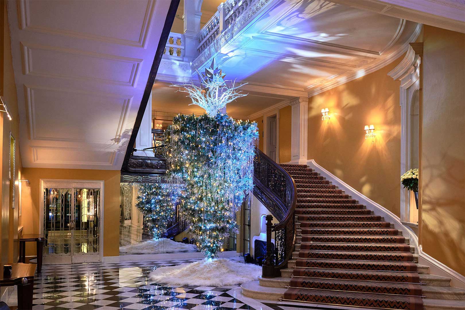 درخت‌ کریسمس هتل کلریجِ لندن امسال توسط طراح آلمانی مستقر در پاریس و مدیر نوآوری مد و لباس برند مطرح شانل کارل لاگرفلد طراحی کرده است.