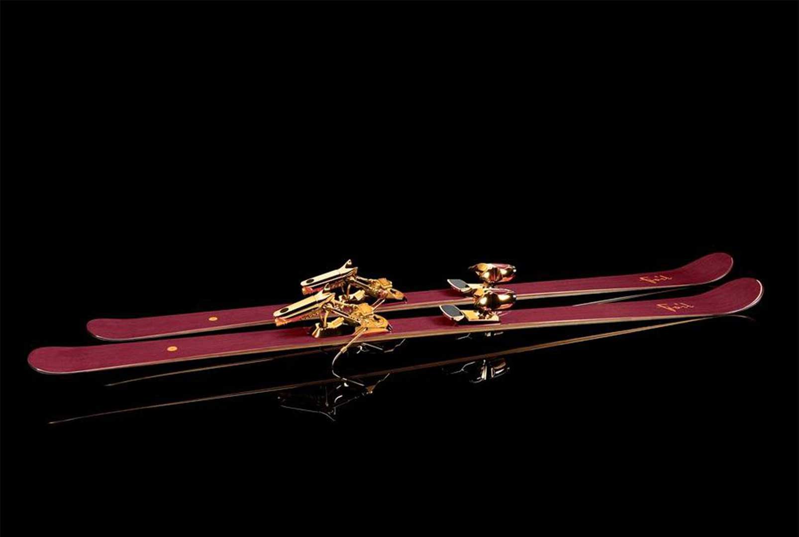 شرکتی به نام فویل اسکیز یک ست چوب اسکی فوق‌ لوکس به قیمت ۴۲ هزار دلار به افتخار جکی چان از جنس چوب آمارانتو ساخته است که توپر و ضد آب است.
