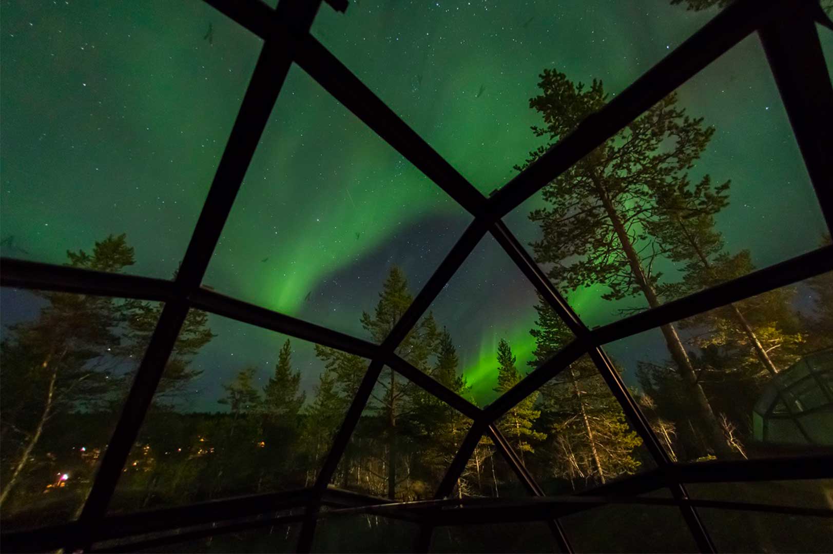 ایگو-شیشه‌ای- شمالی‌ارین-فنلاند-رختخواب-آسمان‌شب