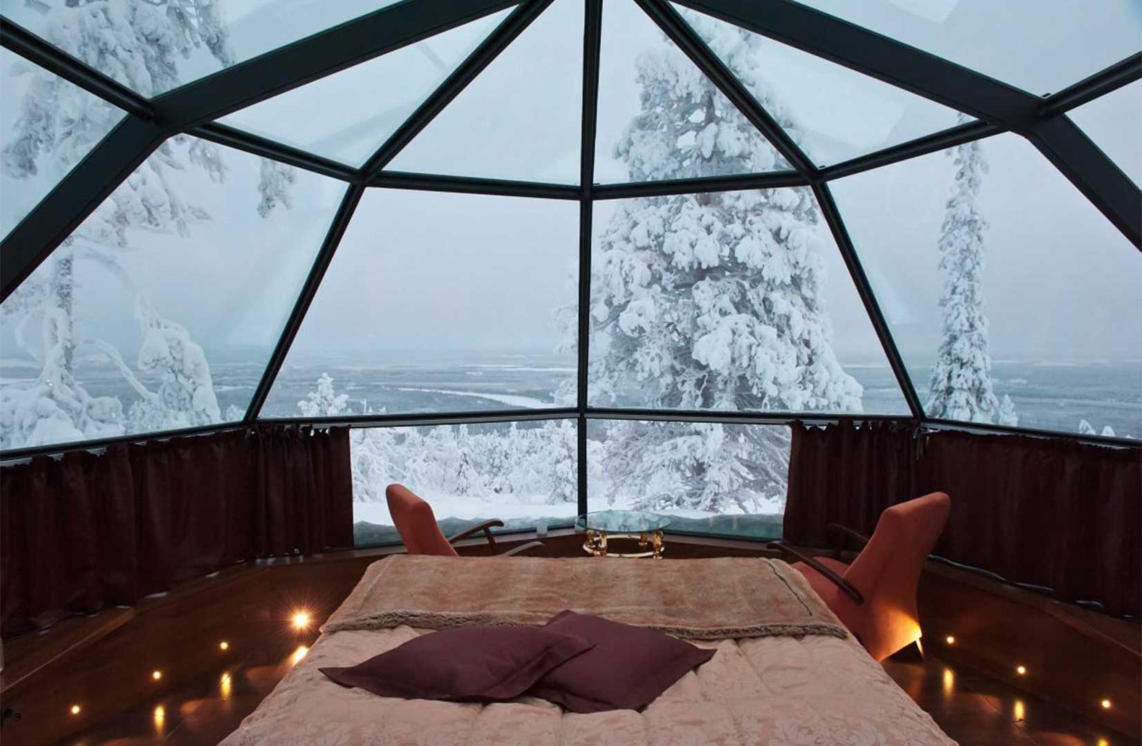 از داخل ایگلوهای شیشه‌ای و در رختخواب گرم و نرم به آسمان شب لاپلند به شفق‌های قطبی در شمالی‌ةرین منطقه فنلاند به آسمان نگاه کنید.