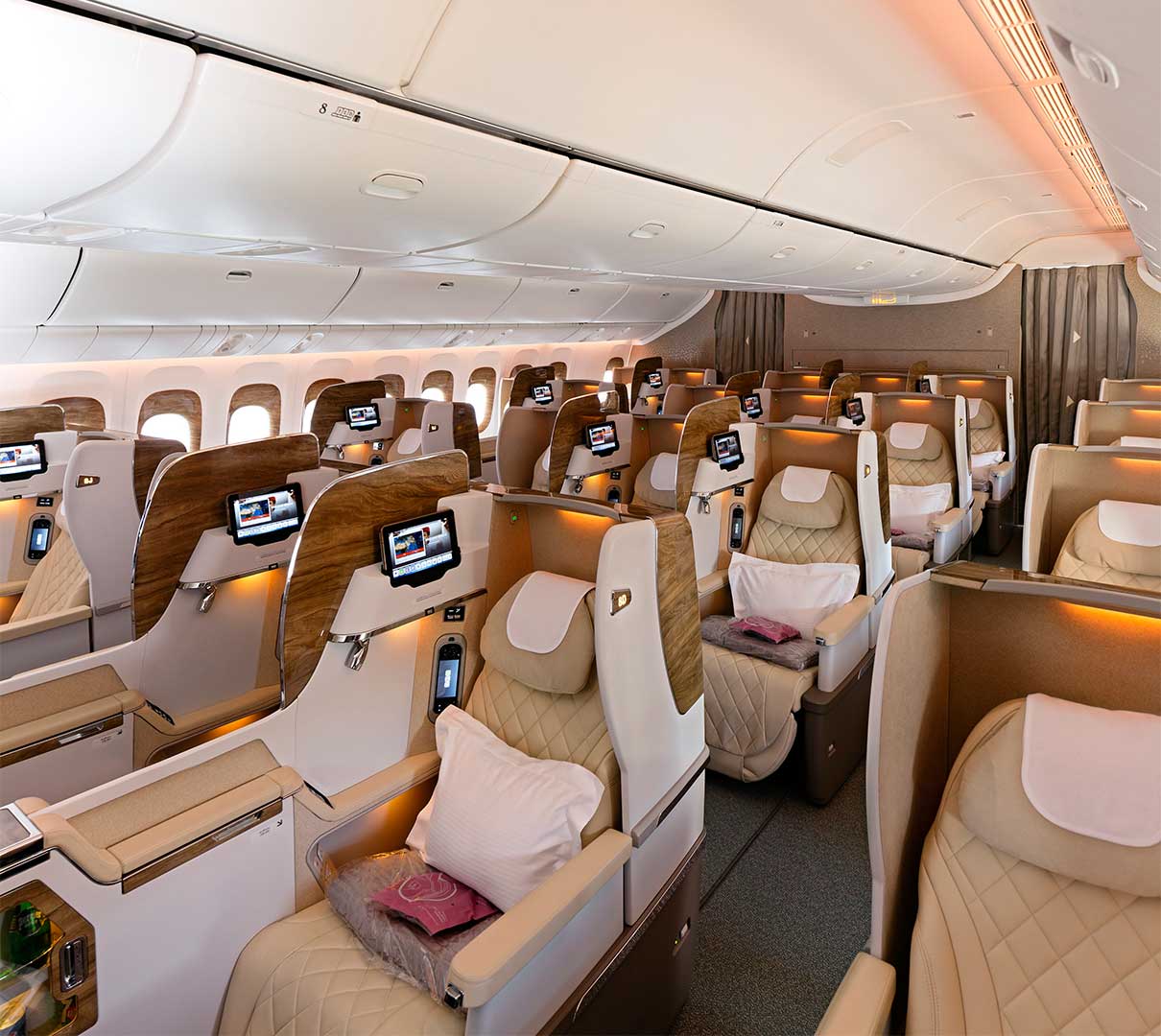 فرست کلاس پروازهای امارات در نمایشگاه هوایی امسال در شهر دبی از پروژه‌ی خود با همکاری مرسدس بنز در ساخت کابین‌های اختصاصی برای مسافران ویژه رونمایی کرد.